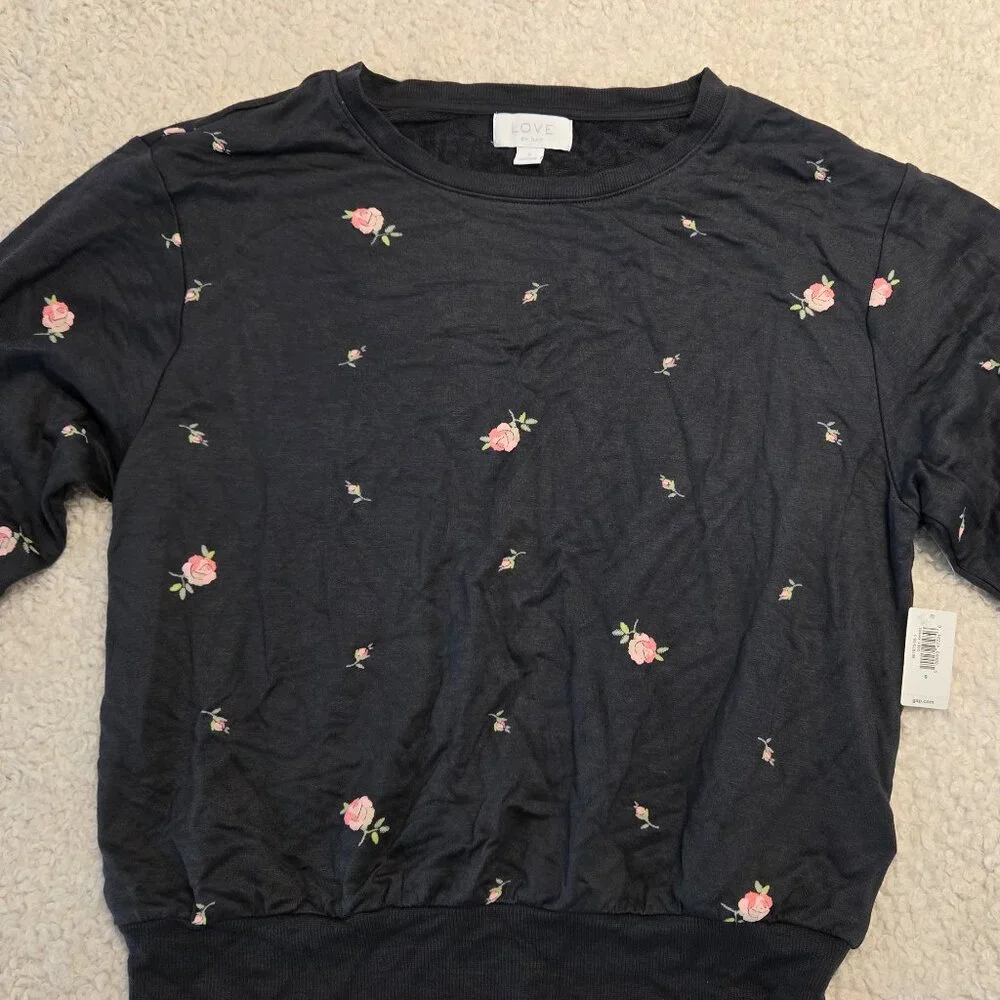 Love by GAP - Small - BNWT Grey Sweater with roses